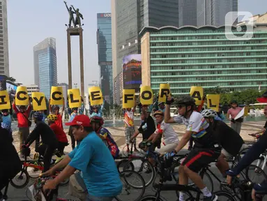 Ratusan pegiat dari berbagai komunitas pengguna sepeda berkampanye berjalan dari Kawasan Monas menuju taman Ayodya Blok M di Jakarta, Sabtu (3/6/2023). (merdeka.com/imam buhori)