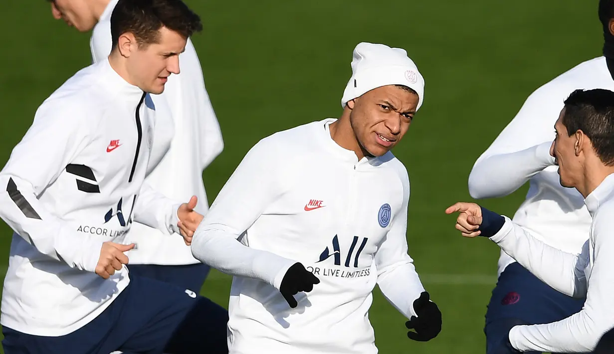 Penyerang Paris Saint-Germain (PSG), Kylian Mbappe (tengah) melakukan pemanasan saat sesi latihan tim di Saint-Germain-en-Laye (10/12/2019). PSG akan bertanding melawan wakil Turki, Galatasaray pada Grup A Liga Champions di Parc des Princes. (AFP/Franck Fife)