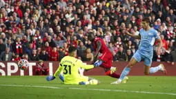 Pemain Liverpool Sadio Mane mencetak gol ke gawang Manchester City pada pertandingan Liga Inggris di Anfield, Liverpool, Inggris, Minggu (3/10/2021). Pertandingan berakhir imbang 2-2. (Peter Byrne/PA via AP)