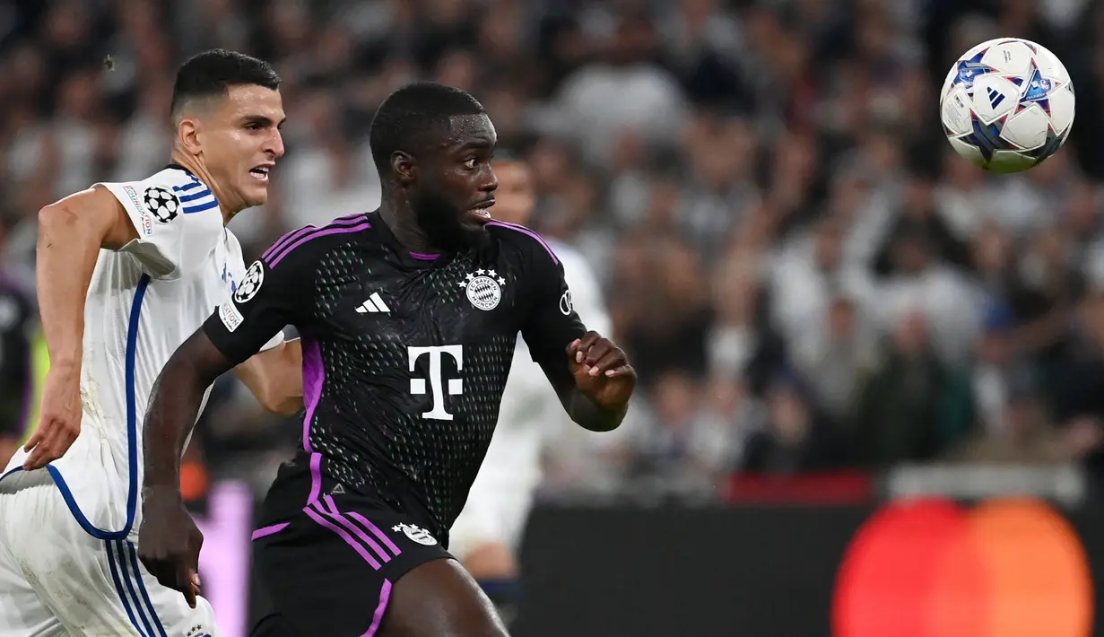 Dayot Upamecano didatangkan Bayern Munchen dari RB Leipzig pada awal musim 2021/2022 dengan nilai transfer 42,5 juta euro dan masih bertahan hingga kini. Ia total telah bermain dalam 154 laga di semua kompetisi bersama Bayern Munchen dengan torehan 4 gol dan 3 assist. Bersama Timnas Prancis, bek tengah berusia 25 tahun ini telah mengoleksi 25 caps dengan torehan 2 gol. (AFP/Sergei Gapon)