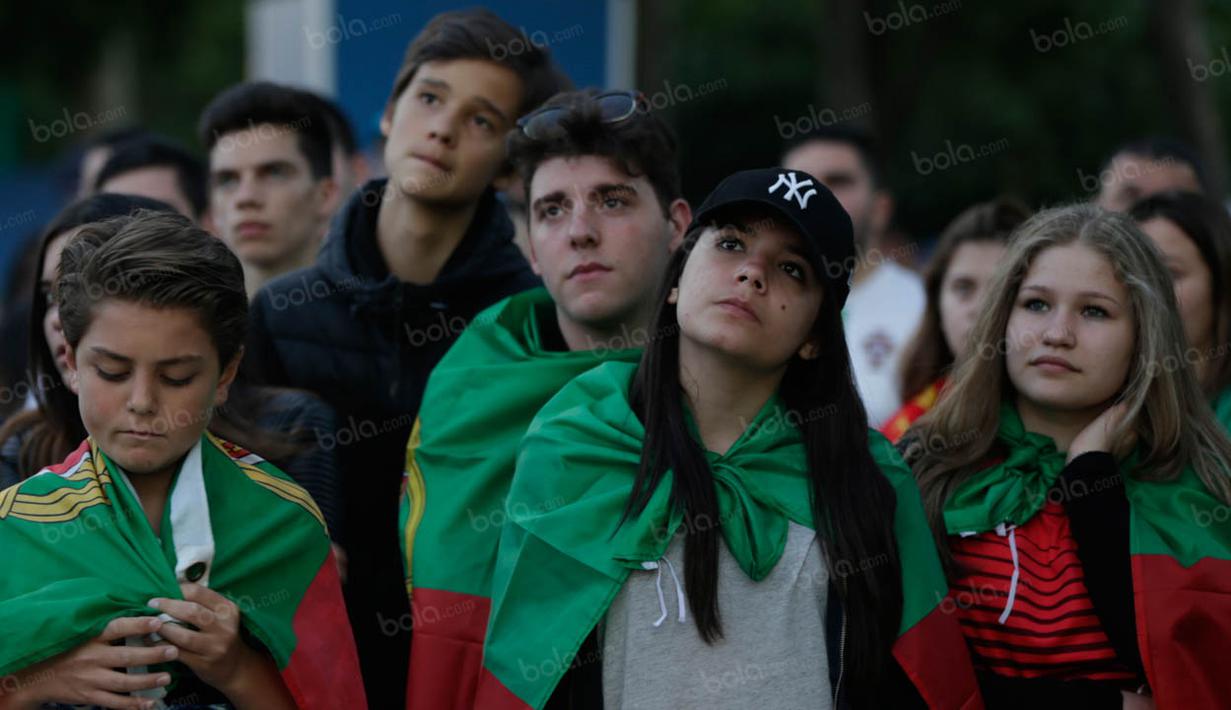 Berharap dengan kehadiran gol dari Cristiano Ronaldo membuat fans cantik Portugal tampak penuh kegelisahan. (Bola.com/Vitalis Yogi Trisna)