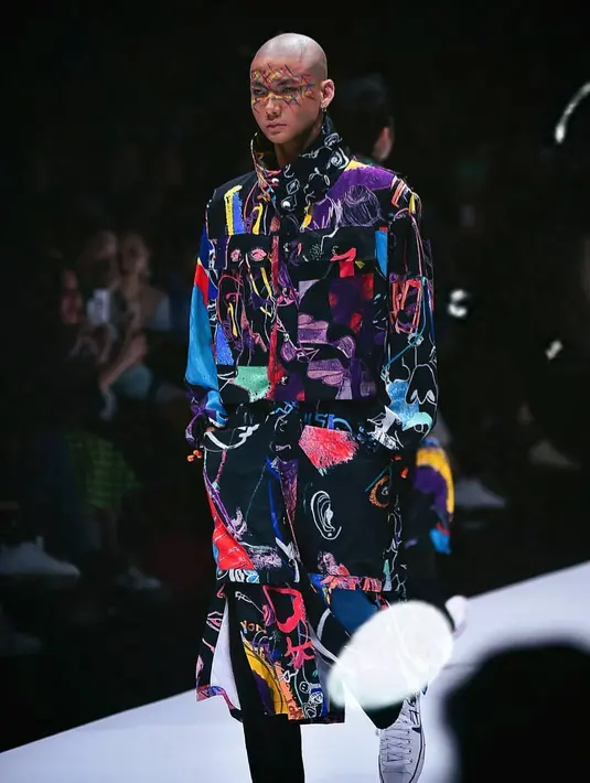 Selain itu ia juga mempertahankan ciri rambut plontosnya. Sebelumnya Adam pernah memamerkan rambut kribonya namun ia sepertinya memutuskan untuk konsisten tampil plontos. (Foto: Instagram @adamrxsydi @jfwofficial)