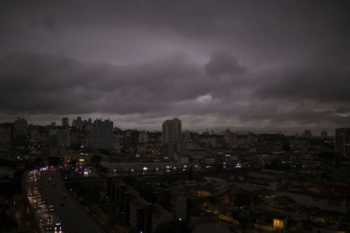Langit kota Sao Paulo menghitam akibat kebakaran hutan hujan Amazon di Brasil (AP Photo)