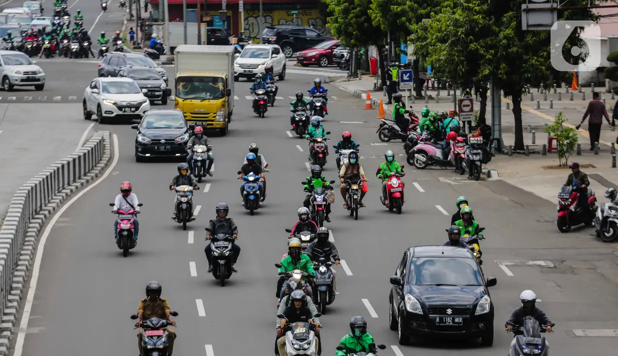 Sejumlah kendaran melintas di jalanan kawasan Harmoni, Jakarta, Selasa (7/4/2020). Volume kendaraan yang melintas di DKI Jakarta meningkat pada Senin (5/4/2020) setelah 18 hari penerapan work from home atau kerja dari rumah untuk mencegah penyebaran virus corona. (Liputan6.com/Faizal Fanani)