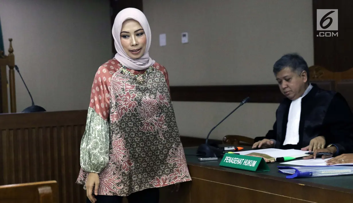 Marketing Manager PT Humpuss Transportasi Kimia (HTK), Asty Winasti saat menjalani sidang pembacaan dakwaan di Pengadilan Tipikor, Jakarta, Rabu (19/6/2019). Asty Winasti didakwa melakukan suap terhadap mantan anggota DPR dari Fraksi Golkar Bowo Sidik Pangarso. (Liputan6.com/Helmi Fithriansyah)