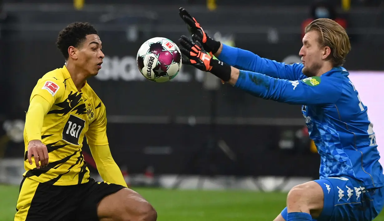 Jude Bellingham membuat langkah besar pada awal musim 2020/2021 lalu. Pada usia 17 tahun, dia keluar dari Birmingham City untuk bermain di Borussia Dortmund. Walau tidak bermain secara reguler, Bellingham mampu bersaing dengan pemain senior. (Foto: AFP/Pool/Ina Fassbender)