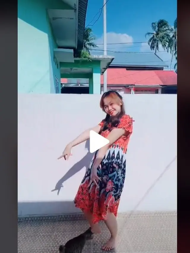 Tenny Amelia Putri membuat video TikTok dengan konten daster senilai Rp 35 ribu (TikTok)