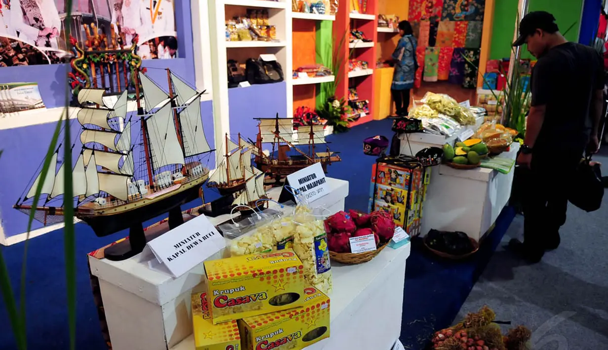 Salah satu stand kerajinan di pameran Pengembangan Usaha Ekonomi Daerah di silang Monas, Jakarta, Jumat (7/11/2014). (Liputan6.com/Johan Tallo)