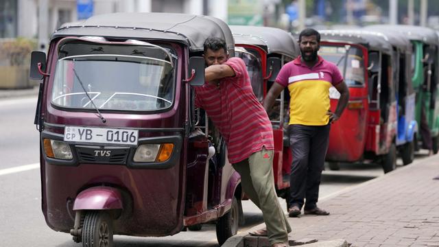 FOTO: Krisis Ekonomi, Warga Sri Lanka Antre Dapatkan Bahan Bakar