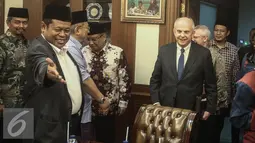 Duta Besar Amerika Serikat untuk Indonesia yang baru Joseph R Donovan (kiri) saat tiba di Gedung PBNU, Jakarta, Kamis (2/2). (Liputan6.com/Faizal Fanani)