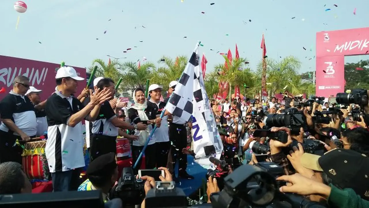 Menteri BUMN Rini Soemarno melepas keberangkatan  pemudik dalam Program Mudik Bareng BUMN 2018 di Ancol, Jakarta, Sabtu (9/6/2018). (Dwi Aditya Putra/Merdeka.com)
