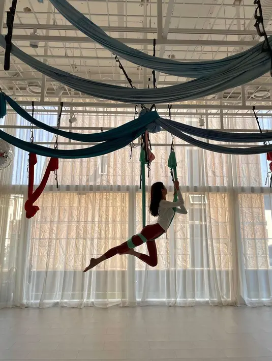 Penampilan Wonyoung saat pilates ini pun tak lepas dari perhatian banyak netizen. Bahkan, tak sedikit pula yang memberikan pujian karena melihat postur tubuh yang sempurna dari salah satu idol Korea Selatan ini. (Liputan6.com/IG/@for_everyoung10)