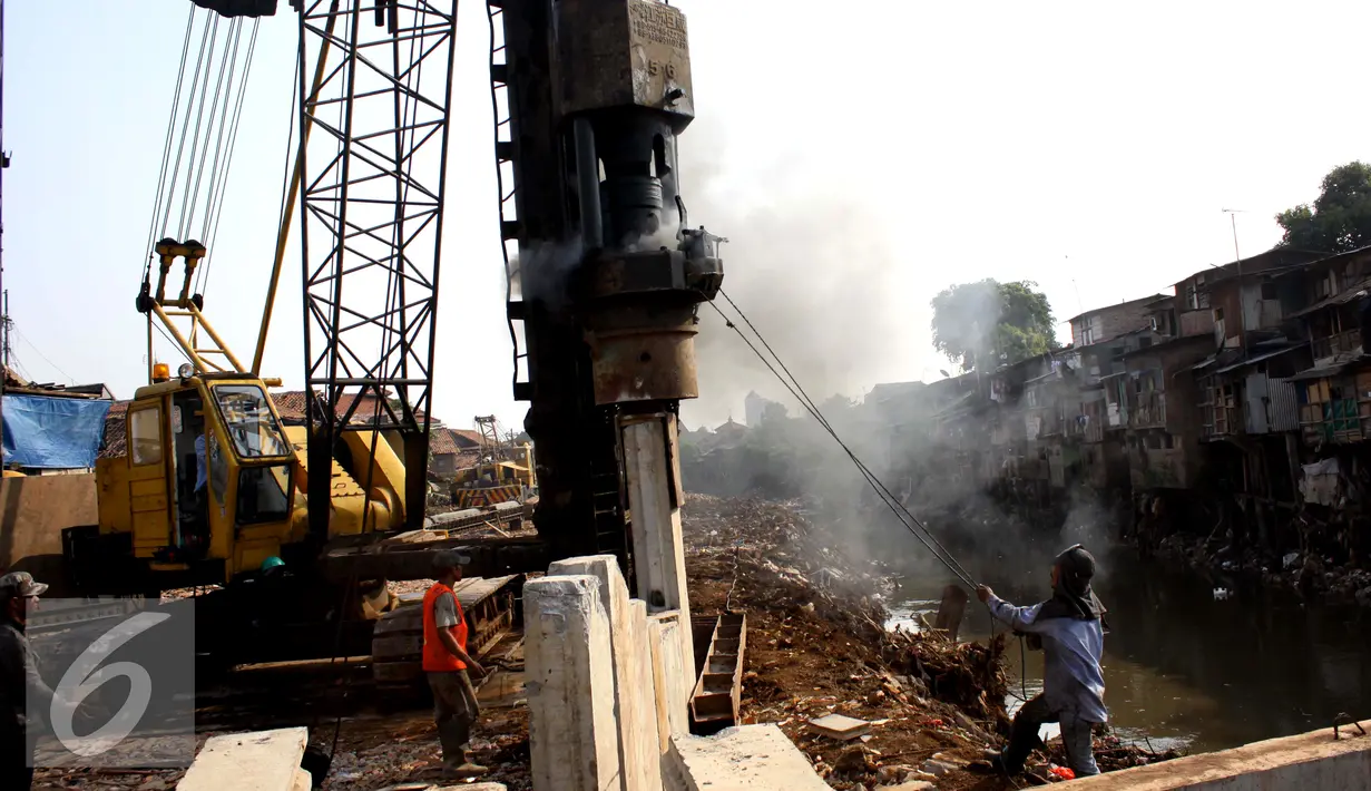 Aktivitas pemasangan tiang pancang untuk turap di Kali Ciliwung, Kampung Pulo, Jakarta (26/08/15). Pemprov DKI Jakarta menargetkan pemasangan turap selesai dalam waktu tiga bulan. (Liputan6.com/Gempur M Surya)