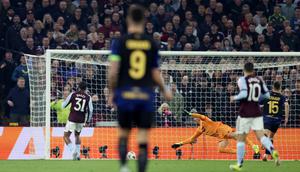 Gelandang Jamaika Aston Villa bernomor punggung 31, Leon Bailey, mencetak gol kedua tim selama pertandingan leg kedua babak 16 besar Liga Europa UEFA antara Aston Villa dan Lille LOSC di Villa Park di Birmingham, Inggris tengah pada 20 Maret 2026. (Darren Staples/AFP)
