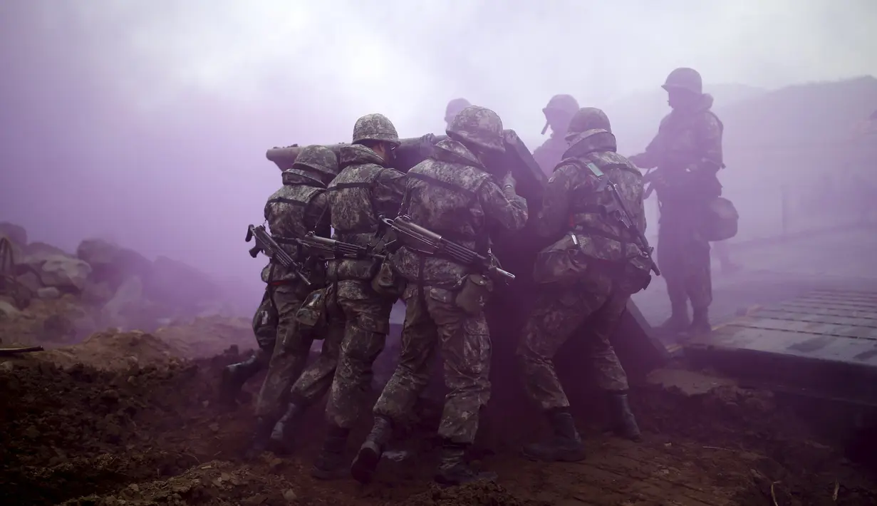 Tentara Korea Selatan saat mengikuti latihan gabungan tentara AS-Korsel di persimpangan sungai dekat zona demiliterisasi yang memisahkan antara Korsel dan Korut di Incheon (8/4). (REUTERS/Kim Hong-Ji)