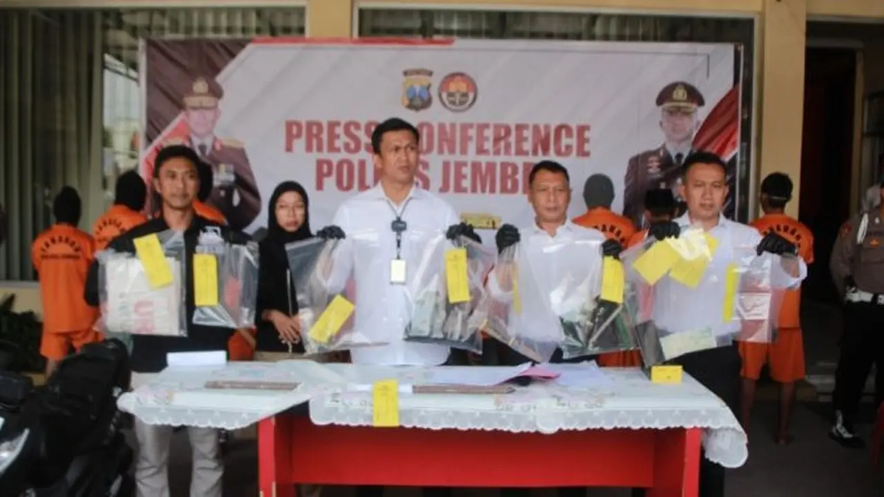 Kasatreskirm Polres Jember  AKP  Abid Uwais Al Qorni (Tengah) tunjukan barang bukti hasil pembobolan minimarket di Jember (Istimewa)