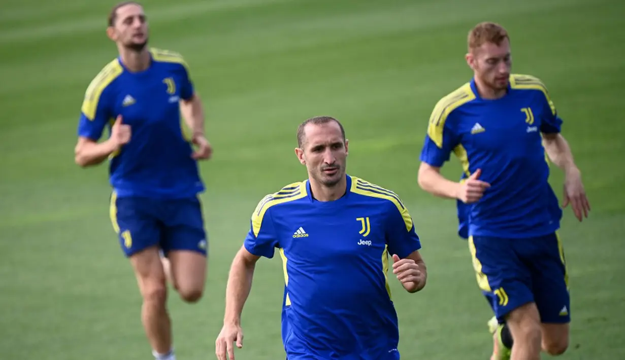 Pemain Juventus Giorgio Chiellini (tengah) menghadiri sesi latihan bersama rekan satu timnya di The Juventus Training Center, Turin, Italia, 13 September 2021. Juventus akan menghadapi Malmo pada pertandingan Grup H Liga Champions. (MARCO BERTORELLO/AFP)