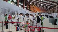 Proses pemeriksaan Imigrasi kepada jemaah haji Indonesia 2025 yang diberangkatkan melalui Bandara Soekarno-Hatta, Cengkareng. (Foto: Istimewa)