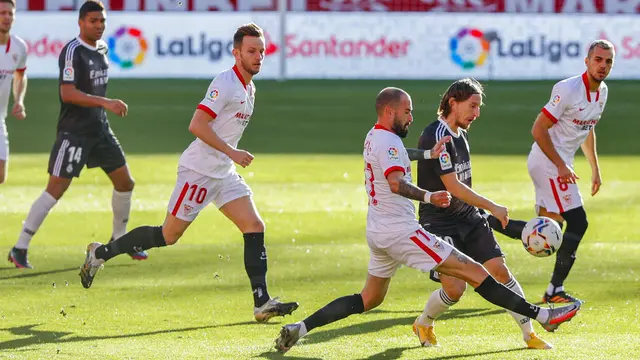 FOTO: Berkat Gol Bunuh Diri Kiper Sevilla, Real Madrid Tembus Tiga Besar Klasemen La Liga