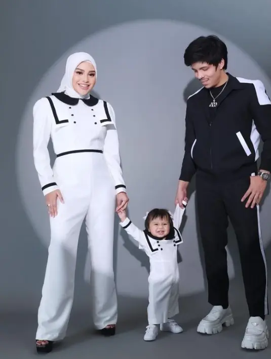 Outfit Ameena yang menggemaskan [Instagram/aurelie.hermansyah]