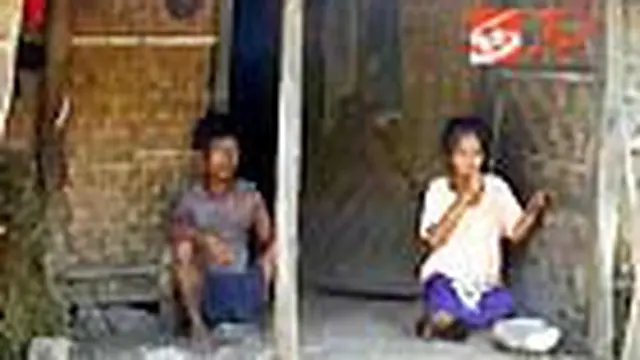 Kemiskinan, membuat puluhan warga di Ponorogo, Jawa Timur, menderita keterbelakangan mental dan terpaksa memakan nasi basi. 