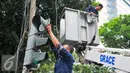 Dishub DKI Jakarta memperbaiki lampu lalu lintas yang rusak di kawasan jalan Trunojoyo dan Aditiawarman, Jakarta, Selasa (17/5). Peremajaan trafficlight ini bertujuan untuk mencegah kecelakaan lalu lintas karena lampu jalan. (Liputan6.com/Yoppy Renato)