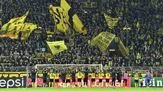 Para pemain Borussia Dortmund menyapa suporter saat merayakan kemenangan atas Inter Milan usai pertandingan Grup F Liga Champions di Signal Iduna Park, Jerman (5/11/2019). Dortmund menang tipis 3-2 atas Inter Milan. (AP Photo/Martin Meissner)