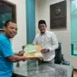 Ketua DPRD Kabupaten Lumajang Anang Akhmad Syaifuddin menyerahkan surat pengunduran dirinya. (Dian Kurniawan/Liputan6.com)