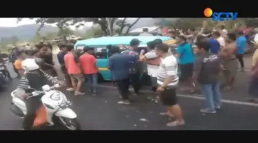 Sebuah video amatir memperlihatkan ratusan warga menyerang puluhan rombongan pengantar jenazah asal Makassar, Sulawesi Selatan.