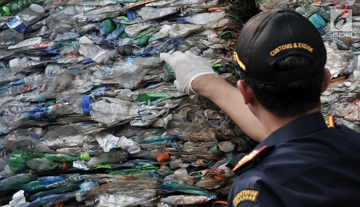 Dirjen Bea Cukai Heru Pambudi menunjukkan kontainer berisi sampah plastik di Tanjung Priok, Jakarta, Rabu (18/9/2019). Bea Cukai bekerja sama dengan KLHK dan kepolisian memulangkan sembilan kontainer berisi 135 ton sampah plastik impor bercampur limbah B3 asal Australia. (merdeka.com/Iqbal Nugroho)