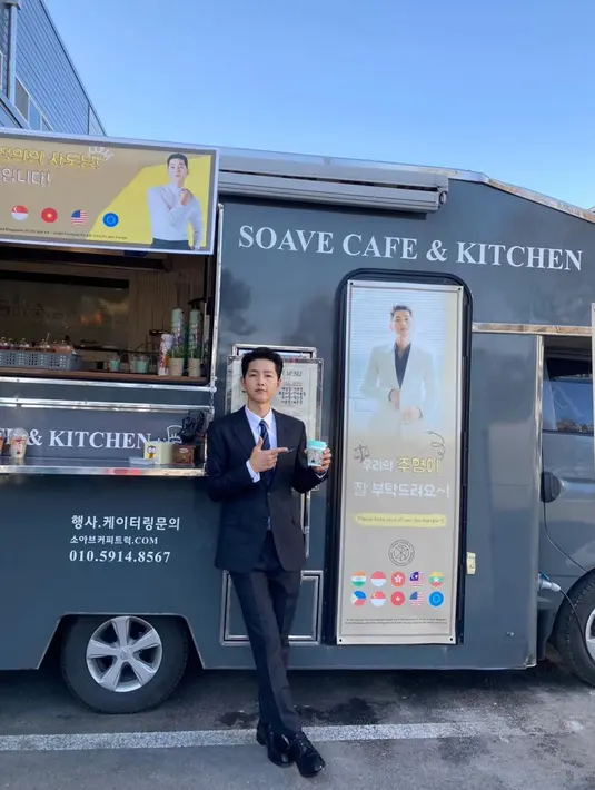 Kamu mungkin juga tahu momen apa saat ia mengunggah foto ini. Ya, saat ia menjalani proses syuting drama Vincenzo. Tampil mengenakan setelan jas dan celana yang formal, lengkap dengan kemeja putih polos sebagai innerwear dan dasi. Foto: Instagram.