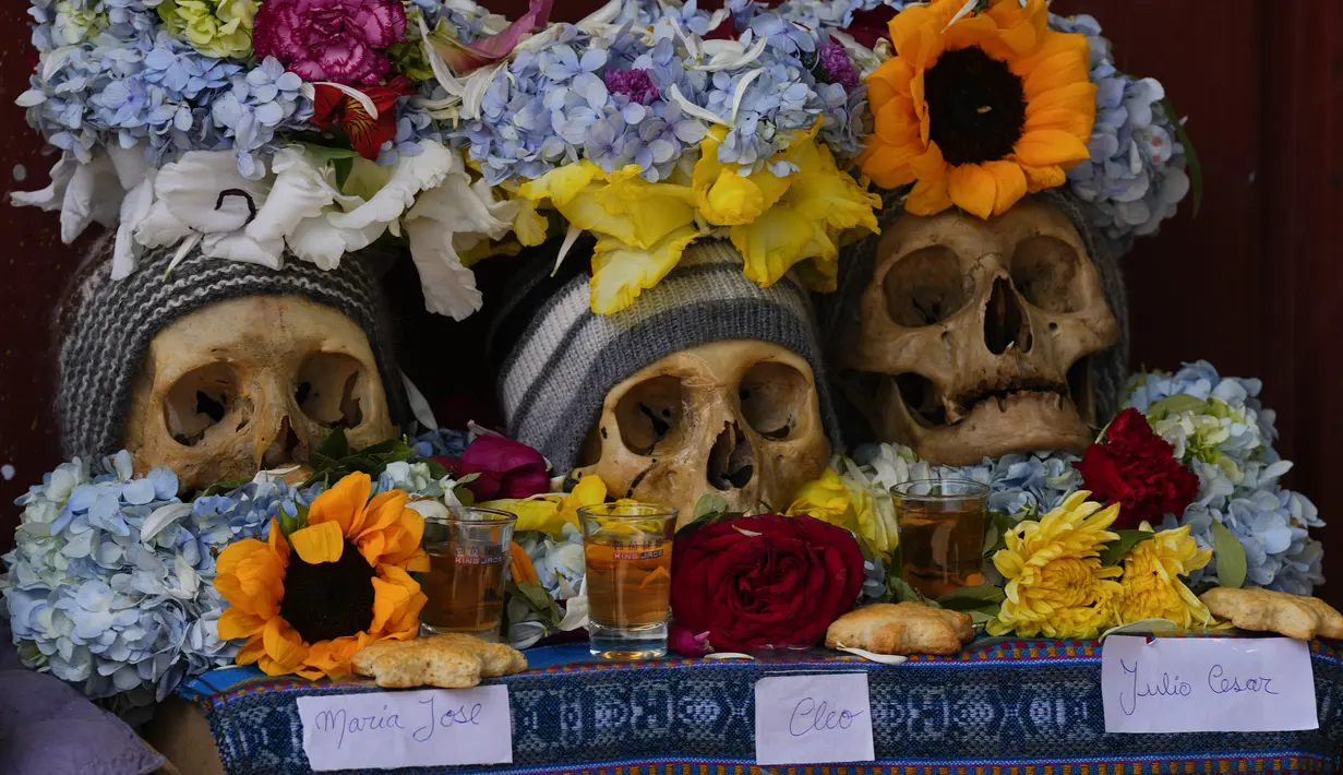 Tengkorak manusia yang telah dihias dipajang di Pemakaman Umum selama festival tahunan "Natitas",  di La Paz, Bolivia, Rabu, 8 November 2023. (AP Photo/Juan Karita)