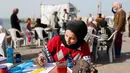 Para perempuan muda melukis di pelabuhan Kota Gaza pada Kamis 12 Februari 2026. Sejumlah aktivis perempuan menggelar Breath and Paint workshop atau lokakarya Bernapas dan Melukis. (Omar AL-QATTAA/AFP)