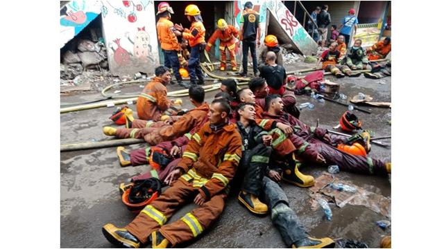 7 Potret Haru Pemadam Kebakaran di Pasar Kosambi Bandung