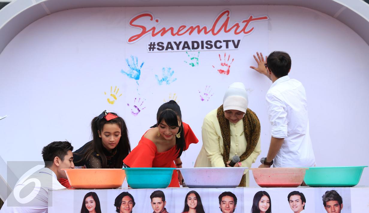 Para artis yang tergabung dalam Sinemart Picture melakukan cap tangan di acara Meet and Greet dengan para penggemarnya di kawasan Bintaro, Tangsel, Senin (20/2). (Liputan6.com/Herman Zakharia)
