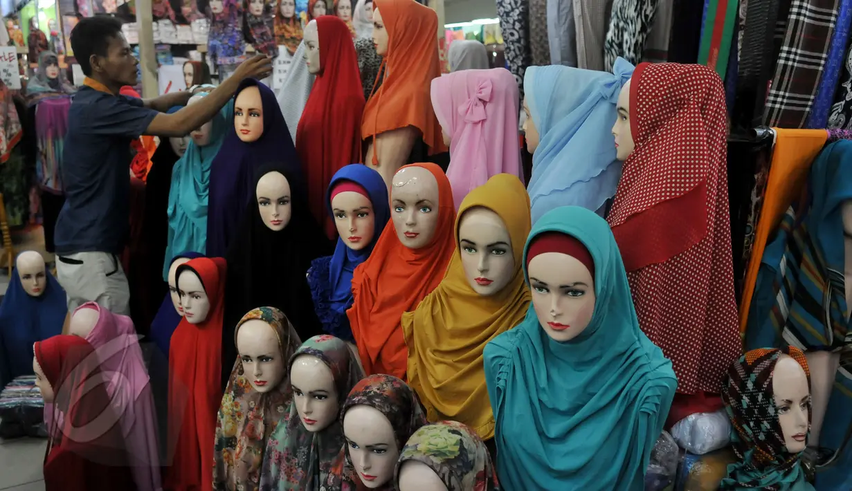 Pedagang menata busana muslim yang dijual di salah satu pusat perbelanjaan di Jakarta, Rabu (3/6/2015). Jelang memasuki bulan suci Ramadan, warga mulai ramai berburu busana muslim. (Liputan6.com/Johan Tallo)