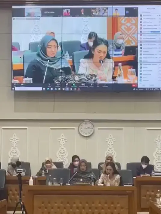 Rapat usulan RUU Waspom yang dikabarkan Krisdayanti disambut hangat netizen. “Produksi obat tidak bisa sembarangan. Karena bila obat harus memakai izin dan pengawasan yang ketat. Tamparan keras untuk Indonesia dengan penyakit gagal ginjal akut!” tulis @asd*** di kolom komentar. “Kami titipkan kepada Gemmi untuk Negeri Indonesia ini proud of you,” @sara*** menimpali. (Foto: Dok. Instagram @krisdayantilemos)