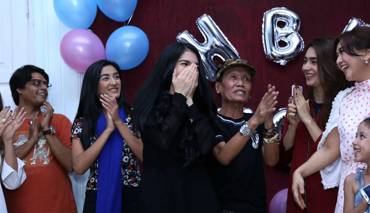 Saat ditemui di pesta kejutannya di lokasi syuting Surga yang Kedua, Angel mengatakan kejutannya kali ini karena sang kakak yang menjadi dalang di balik semuanya. Semua kru dan teman-temannya juga ikut mempersiapkan. (Nurwahyunan/Bintang.com)