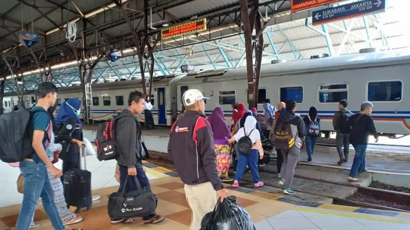 Penumpang kereta api di Stasiun Besar Purwokerto . (Foto: Liputan6.com/KAI Daop 5/Muhamad Ridlo)