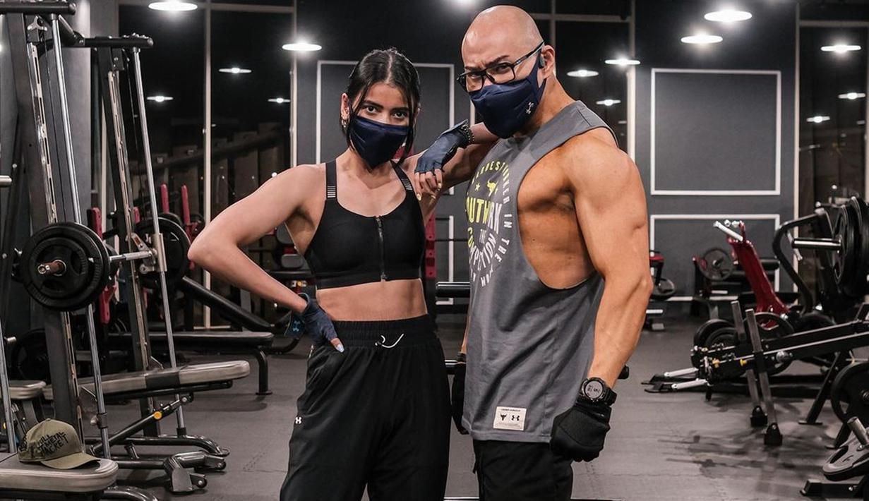 Hidup sehat bersama menjadi tujuan keduanya saat nge-gym. Menjaga fisik terjaga di usia tak lagi muda membuat keduanya selalu terlihat awet muda. Momen-momen Sabrina dan Deddy nge-gym bareng ini curi perhatian. (Liputan6.com/IG/@sabrinachairunnisa_)