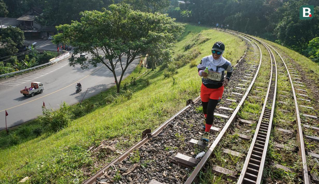 Salah satu ajang lari lintas alam paling unik di Indonesia yang bertajuk MesaStila Rails to Trails kembali digelar pada Minggu, 13 Maret 2022. Perlombaan ini diikuti oleh peserta dari 6 negara yang berbeda yaitu Indonesia, Australia, Austria, Prancis, Denmark, dan India.(Bola.com/Bagaskara Lazuardi)