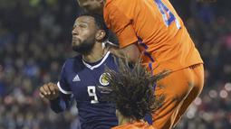 Duel pemain Skotlandia, Matt Phillips (kiri) dengan pemain Belanda, Karim Rekik pada laga persahabatan di Pittodrie, Aberdeen, Skotlandia (9/11/2017). Belanda menang 1-0. (Andrew Milligan/PA via AP)