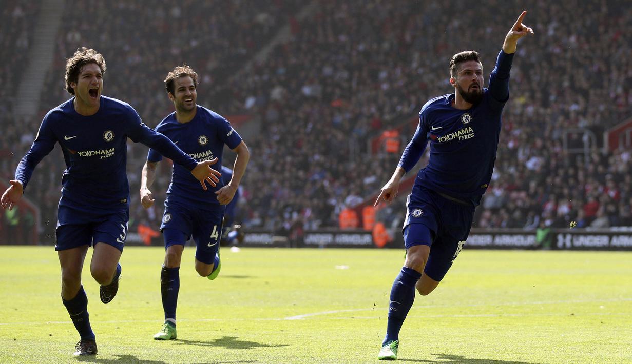 Pemain Chelsea, Olivier Giroud (kanan) mencetak gol penentu kemenangan timnya ke gawang Southampton pada lanjutan Premier League di St Mary's Stadium, Southampton, (14/4/2018). Chelsea menang 3-2.  (Adam Davy/PA via AP)