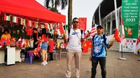 Jurnalis Bola.com, Muhammad Adiyaksa, bersama jurnalis Vietnam, Tam Anh, saat meliput pertandingan sepak bola SEA Games 2021. (Ist)