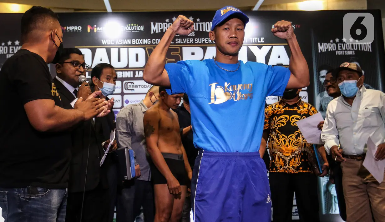 Petinju Indonesia Daud Yordan menjalani sesi timbang badan jelang laga memperebutkan gelar WBC Asian Boxing Council Silver di Balai Sarbini, Jakarta, Kamis (30/6/2022). di Balai Sarbini, Jakarta, Kamis (30/6/2022). Daud Yordan dan petinju Thailand Panya Uthok dipastikan naik ring dalam duel bertajuk MPRO Evolution Fight Series 2022. (Liputan6.com/Johan Tallo)