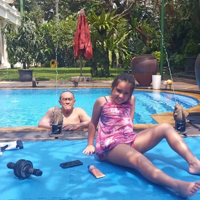 6 Potret Kebersamaan Aburizal Bakrie dan Anak Nia Ramadhani, Kompak Bareng Cucu