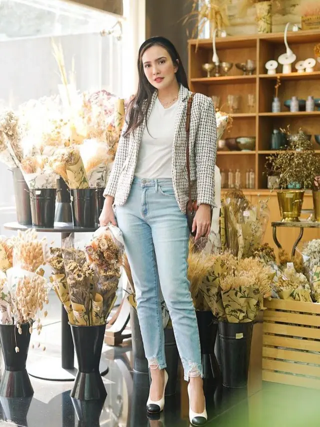 8 OOTD Baju Putih dan Celana Jeans ala Anya Geraldine hingga Wulan Guritno