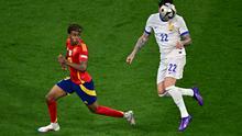 Pemain asal klub Barcelona itu turut cetak satu gol dalam laga yang dimenangkan Timnas Spanyol dengan skor 2-1 ini. (Tobias SCHWARZ / AFP)