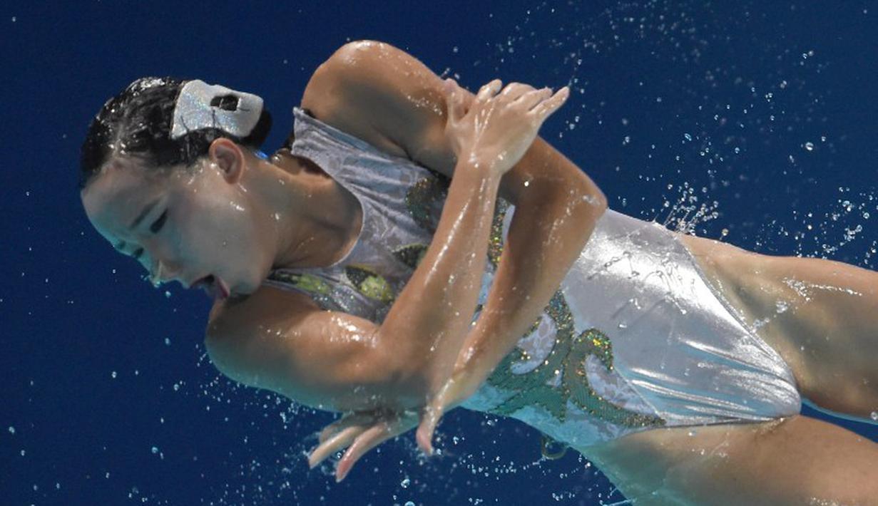 Anggota tim putri Tiongkok saat beraksi di nomor final Team Free Combination renang indah Kejuaraan Dunia Akuatik 2015 di Kazan, Rusia. (1/8/2015). (AFP Photo/Christophe Simon)