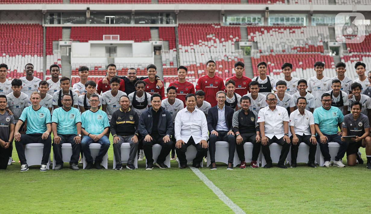 Penandatangan perjanjian kerja sama tersebut dilakukan di Stadion Utama Gelora Bung Karno, Jakarta, Senin (8/1). (Liputan6.com/Faizal Fanani)